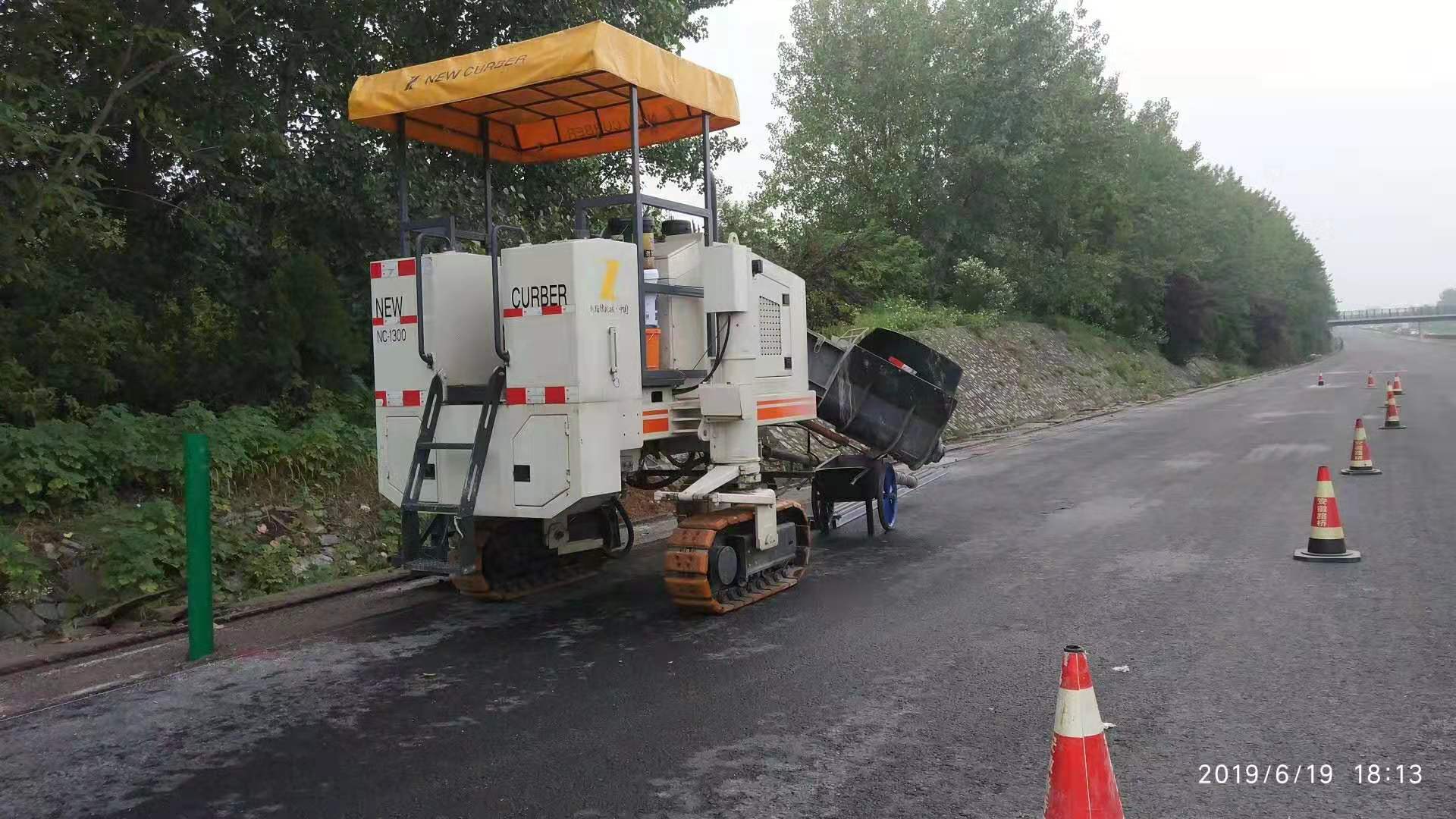 路緣石滑模機技術(shù)正在不斷創(chuàng)新，從而提高施工質(zhì)量及效率