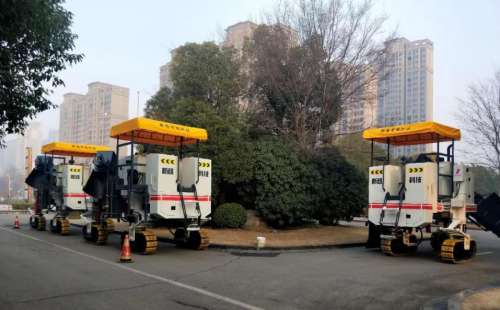 作為公路施工中的重要路面機(jī)械，混凝土路緣石滑模攤鋪機(jī)必須跟上時代步伐