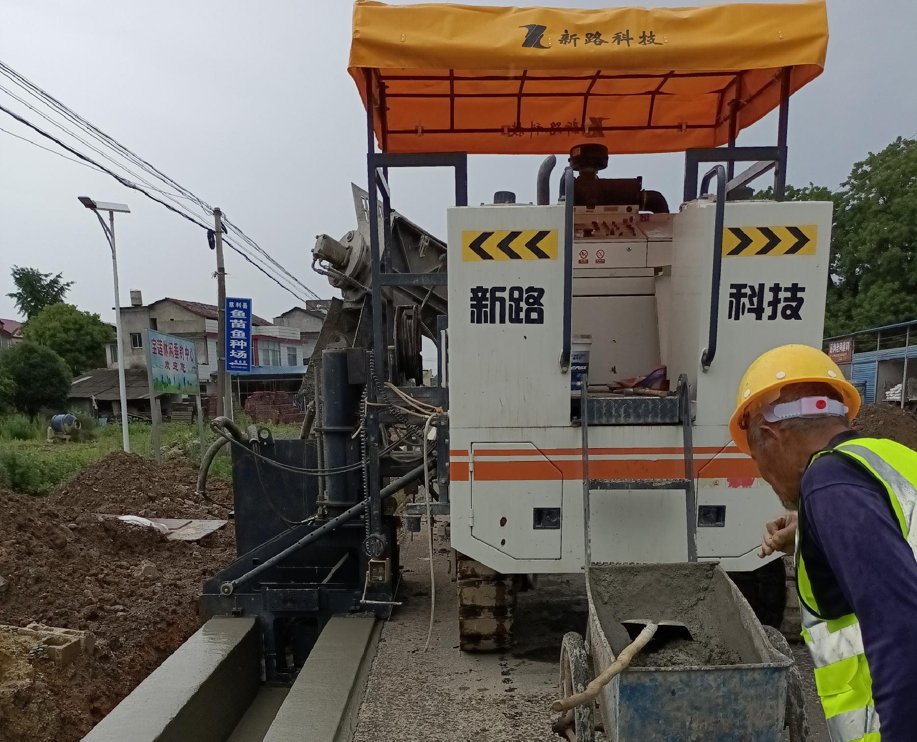 G353慈利至張家界城區(qū)公路排水溝滑模一次性成型，滑模施工效率高